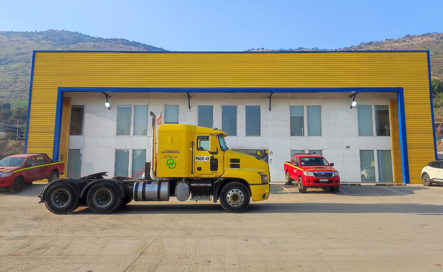 Logística Inversol tractor unit in front of the company facilities