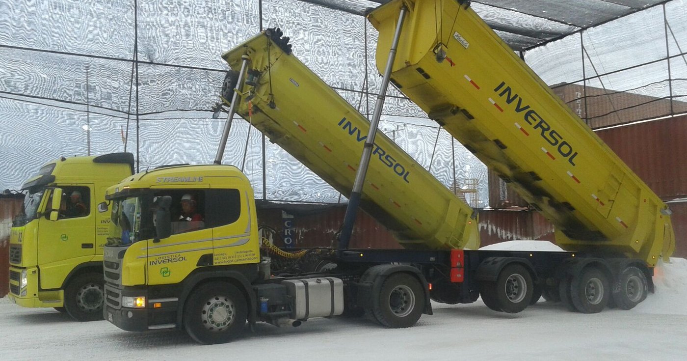 Logística Inversol tipper truck unloading bulk material under roof