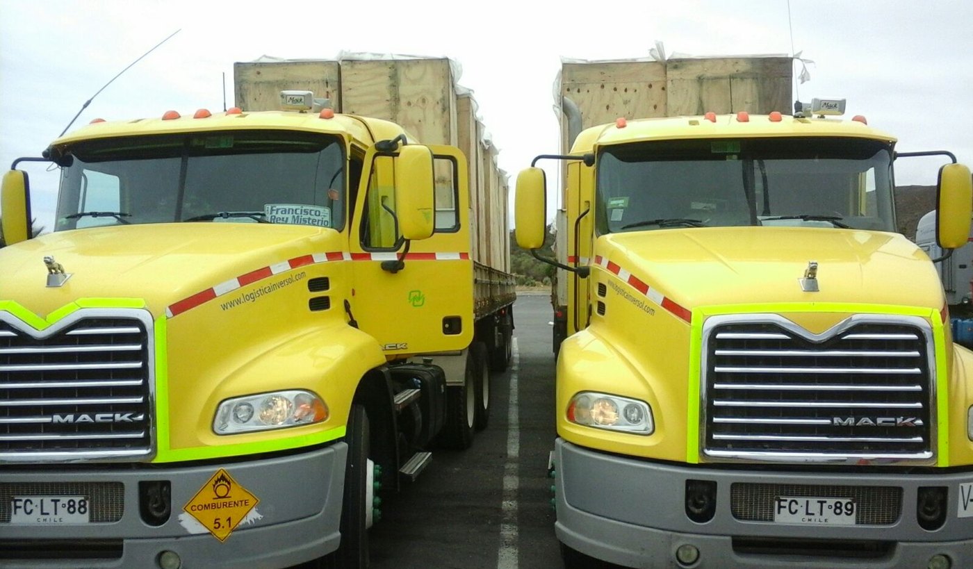 Front view of two Logística Inversol trucks with the class 5.1 dangerous goods placard on the bumper