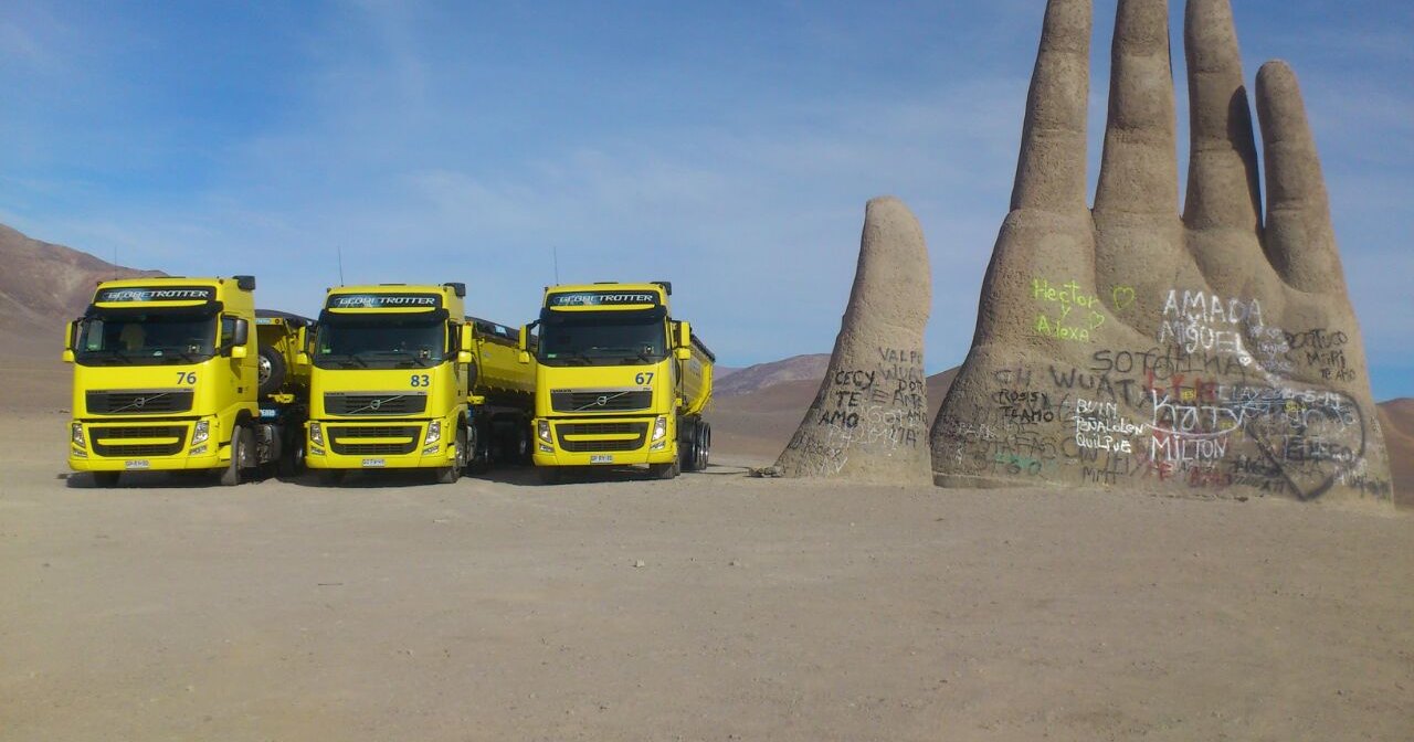 Logística Inversol fleet beside the Mano del Desierto sculpture, in Antofagasta